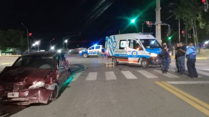 Un conductor alcoholizado chocó a una ambulancia que trasladaba a una paciente