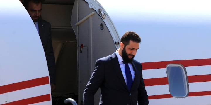 El presidente de Siria llegó a Estados Unidos para el histórico encuentro del lunes con Donald Trump en la Casa Blanca