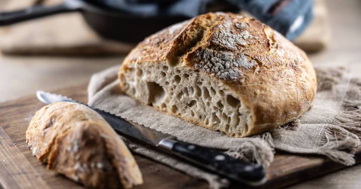 Bread 'won't go mouldy' and will 'stay fresh' with easy tea towel trick
