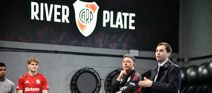 En su peor momento con River, Gallardo renovó contrato por un año