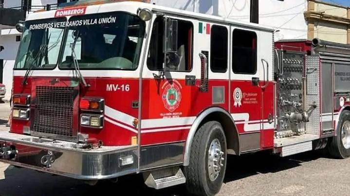 Incendio consume parte de vivienda en Isla de la Piedra; Bomberos contienen las llamas