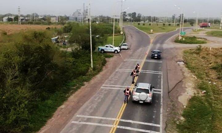 Dos hombres atacaron móviles policiales en distintos barrios; hay un detenido