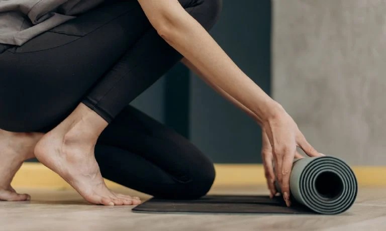 Esta postura de yoga ayuda a activar el metabolismo: ¿Cuál es?