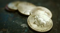 Por qué las criptomonedas se están desplomando y las acciones siguen cayendo