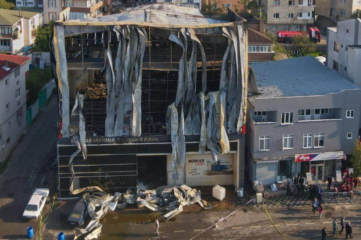 Incendio en depósito de perfumes en noroeste de Turquía deja seis muertos