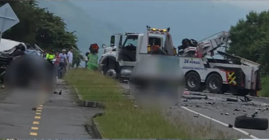 Tres víctimas fatales dejó choque entre tractocamion y camioneta
