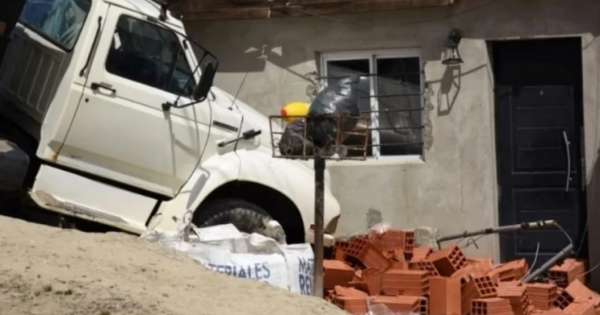 Un conductor intentó evitar un accidente y murió atropellado por su propio camión