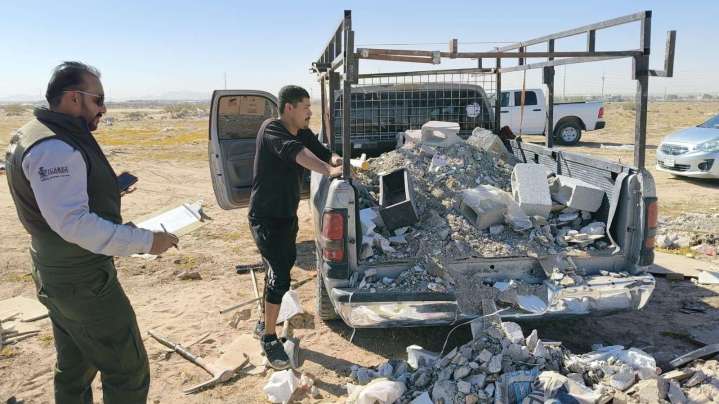 Atrapan al Cochino de la Semana tirando escombro en Las Haciendas