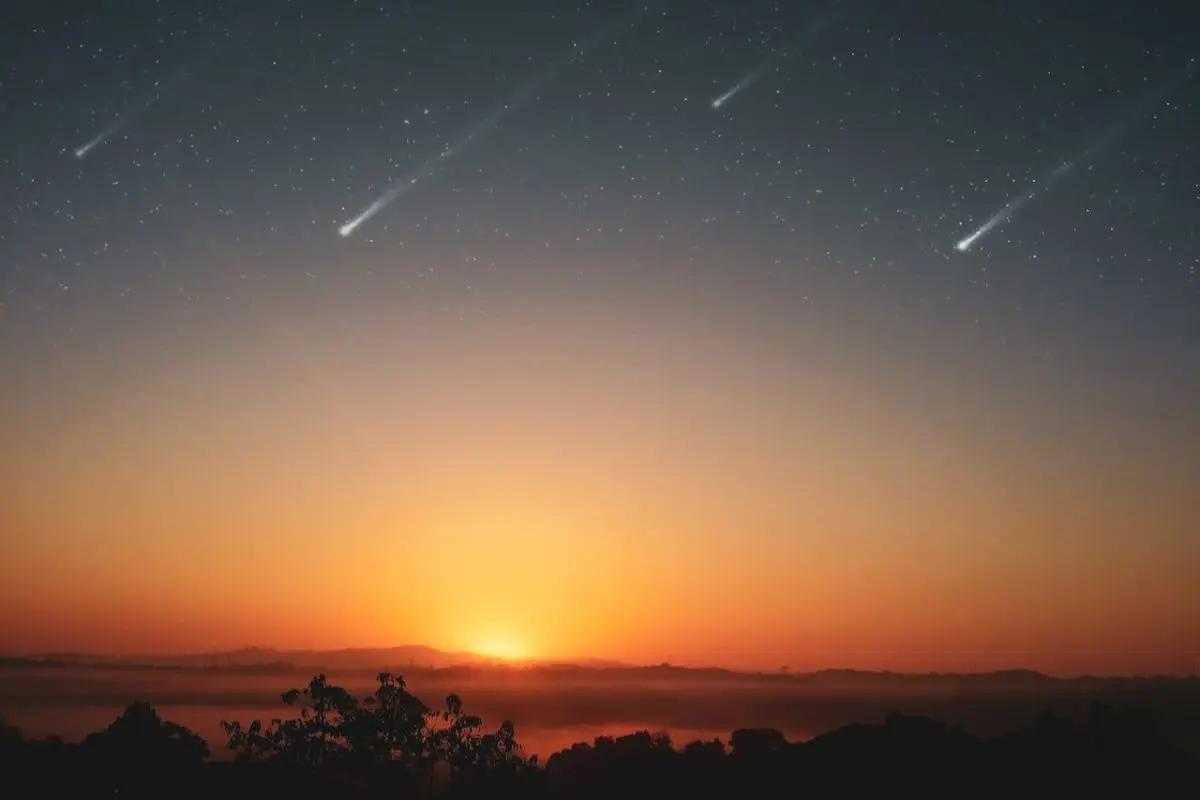 Espectáculo de estrellas fugaces ilumina el cielo nocturno