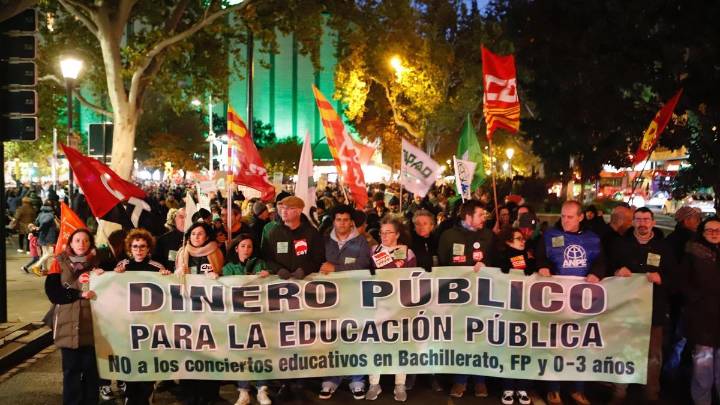 La defensa de la escuela pública llena las calles de Zaragoza: "Concertar Bachillerato es hacer elitista el acceso a la educación"
