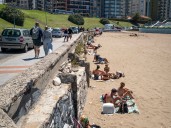 En Mar del Plata salió el sol y los turistas se animaron a ir a la playa en el arranque del fin de semana largo