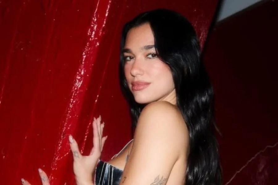 Filtran que Dua Lipa cantará tema de Mon Laferte este martes en el Estadio Nacional 