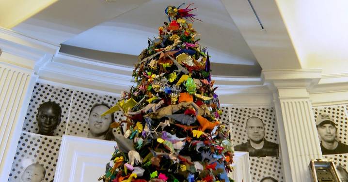 Holiday tree featuring thousands of origami works opens at NYC's American Museum of Natural History