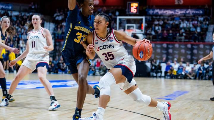Azzi Fudd scores 31 points to help No. 1 UConn top No. 6 Michigan 72