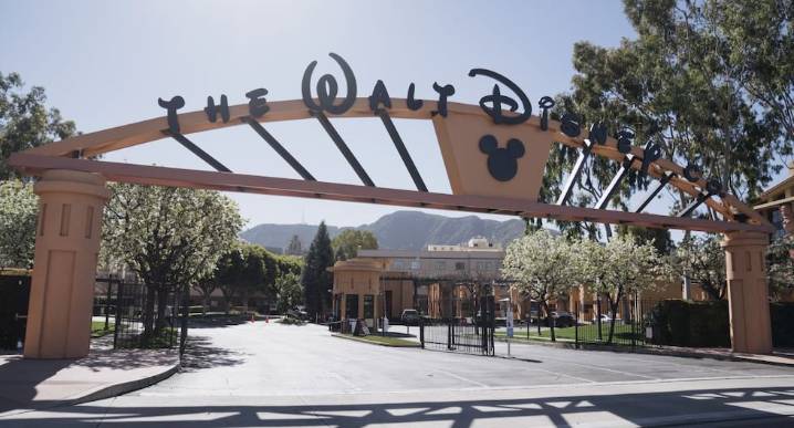 Disney reporta menos ingresos de lo previsto por efecto cine; acciones caen