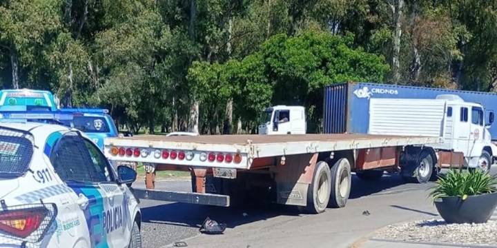 Accidente fatal en La Plata: un hombre murió tras perder el control de su moto y chocar contra un camión