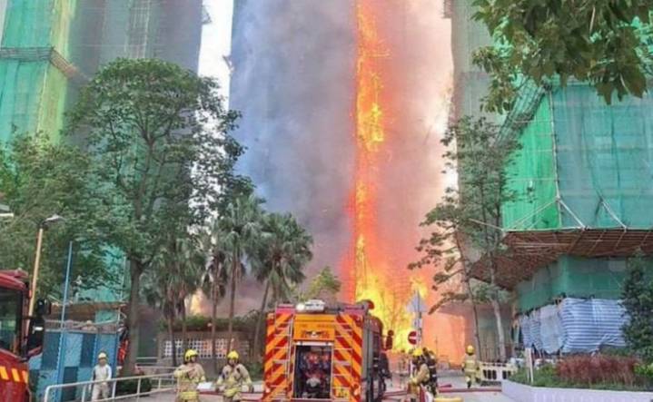 Aumentan a 55 los muertos por incendio de un rascacielos en Hong Kong