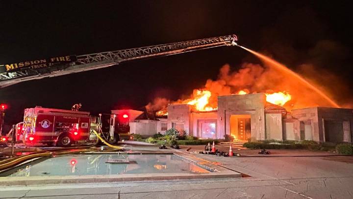 Bomberos de Mission combaten un incendio
