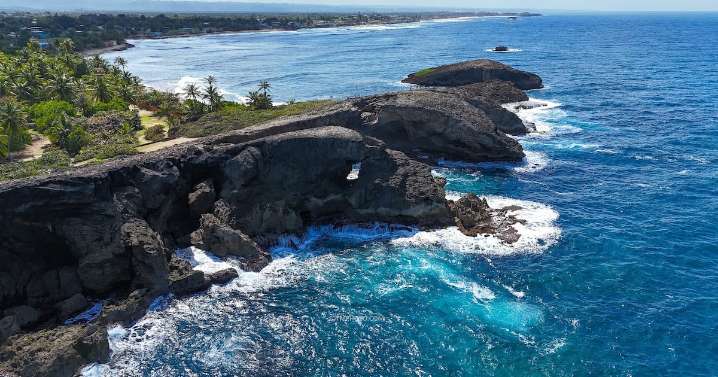 Rescatan a dos personas atrapadas en La Cueva del Indio en Arecibo