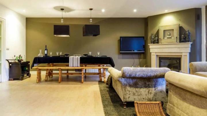 Casa lujo en Zaragoza: 4 plantas, bodega con cocina y buhardilla con terraza