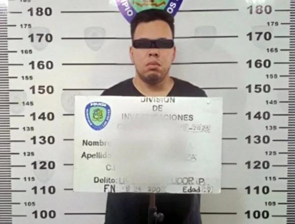 Apresan a creador de contenido por gabarse desnudo frente a su casa