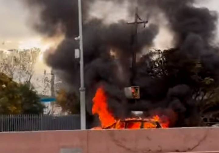 Camioneta híbrida arde por completo sobre el Teófilo Borunda; bomberos no lograron controlar el fuego