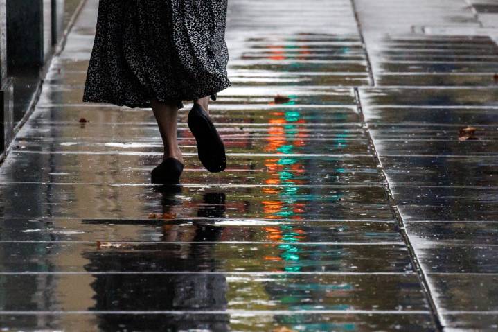 Powerful winds precede arrival of rain in Bay Area