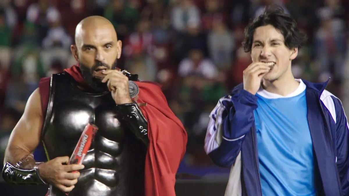 Los Guardias de Emperador toman la cancha: la marca sorprende durante el partido de México