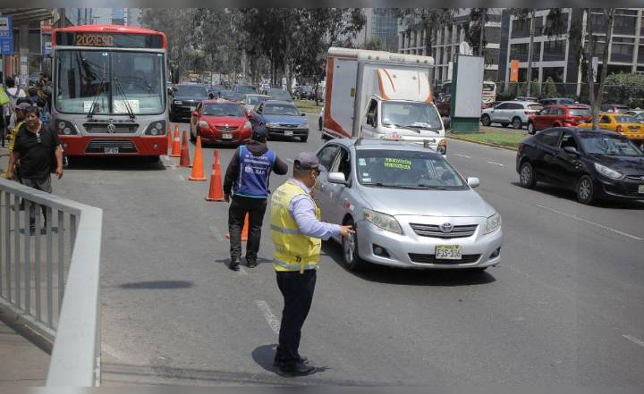 Más de 1.000 vehículos informales circulan cada día sin control en Javier Prado: ATU identifica puntos críticos en Lima