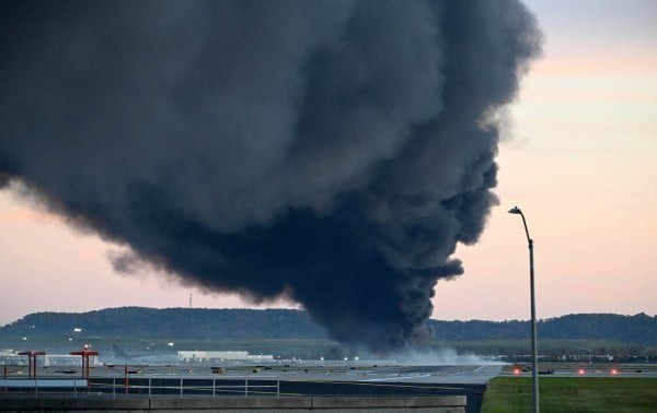 Avión de carga de UPS se estrella en Louisville, hay al menos 7 muertos