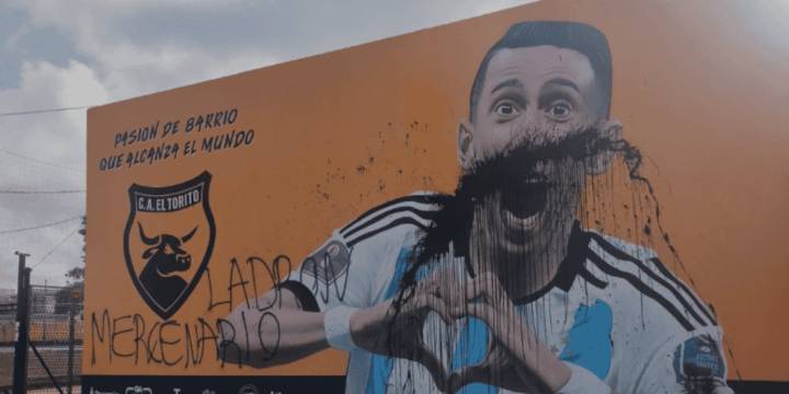 Vandalizaron un mural de Ángel Di María en la entrada del club rosarino en el que empezó a jugar al fútbol