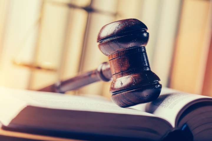 Comienza la selección del jurado para el hombre acusado de arrojar un sándwich a un agente federal