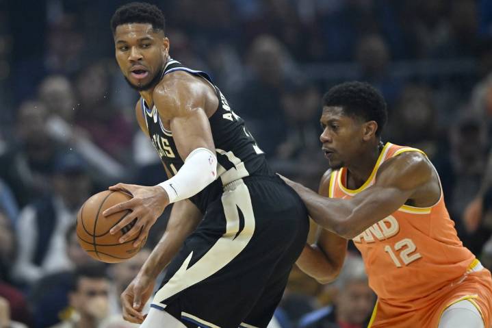 Deadspin | Bucks' Giannis Antetokounmpo headed for MRI on groin