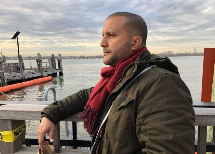 César Román sometido a cirugía de rodilla en vísperas de tratamiento de su esposa