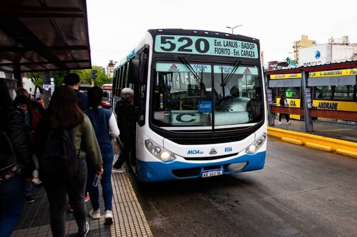 Diciembre recargado. Cuánto subirán los colectivos en la provincia y qué otros aumentos se esperan