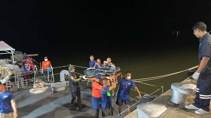 Rescuers searching for missing migrants after boat sinks off Malaysia recover 5 more bodies