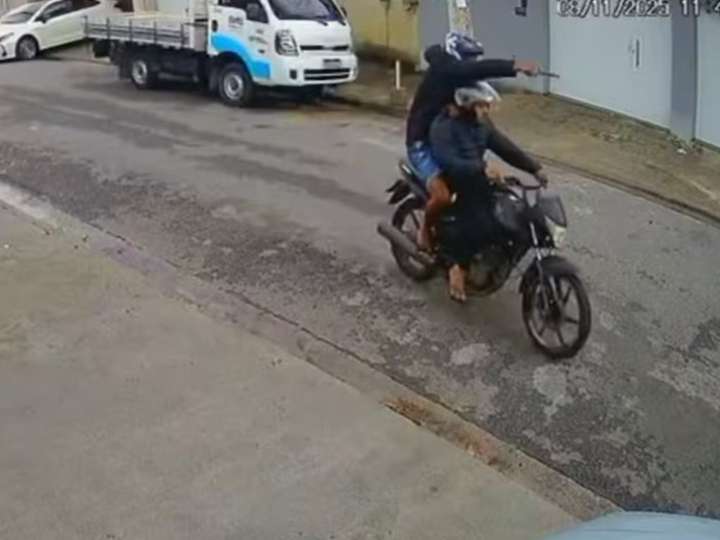 Brasil: embistió con su camioneta a un motochorro que quiso robarle e hizo marcha atrás para aplastarlo cuando estaba en el piso