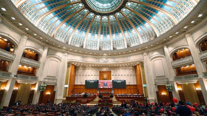 Dimite el ministro de Defensa rumano tras falsear estudios en su currículum