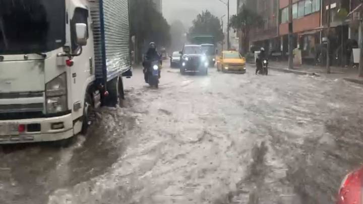 Se cayó el cielo en Bogotá: videos de las fuertes lluvias que dificultaron la movilidad, hubo granizadas al norte de la ciudad y en La Calera