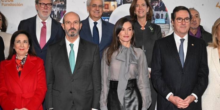 La Reina Letizia estrena look lady: falda de cuero y blusa con lazo