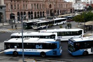Paro en ocho líneas de colectivos del AMBA por un reclamo salarial afecta a miles de pasajeros