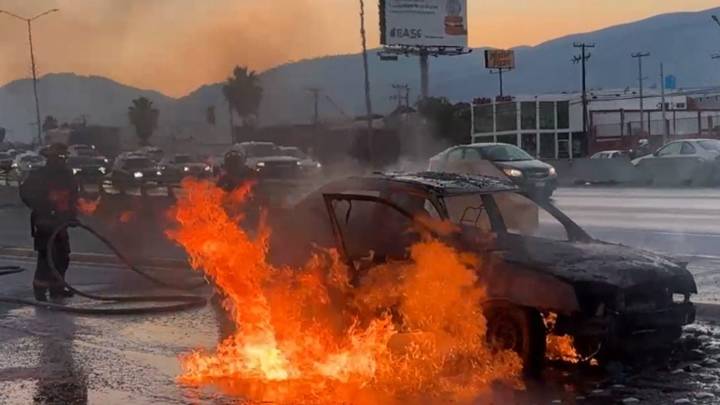 Se incendia auto sobre el bulevar Fundadores al ‘tronarle’ tanque de gasolina; conductor huyó