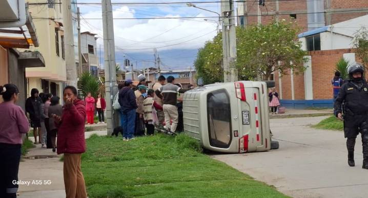 Huancayo: Minivan vuelca luego de violento choque con auto