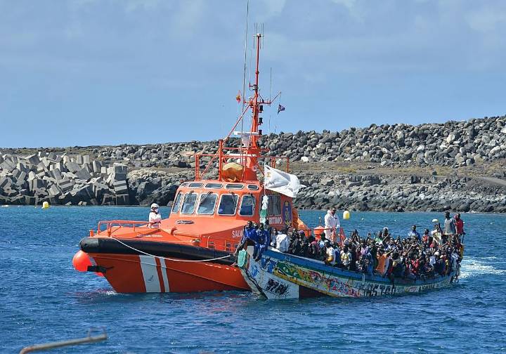 Salvamento Marítimo rescata en El Hierro a 403 migrantes en dos cayucos