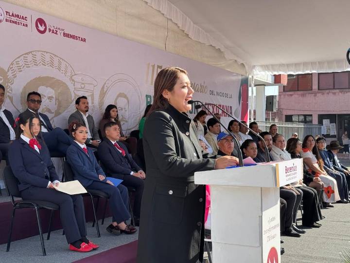 La alcaldesa de Tláhuac encabezó la ceremonia cívica por el aniversrio de la Revolución