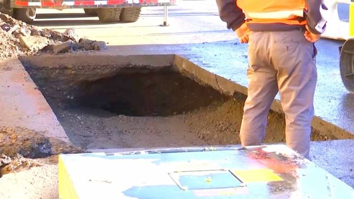 Socavón por lluvias en caletera Américo Vespucio genera alta congestión vehicular Peñalolén