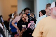 Los viajeros, confundidos y preocupados, están reconsiderando volar