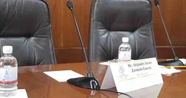 Rector de UASLP hace "desdén" a diputados