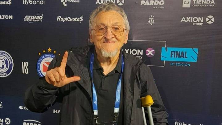 Con muletas, reposeras y el corazón azul: historias leprosas de una pasión sin límites