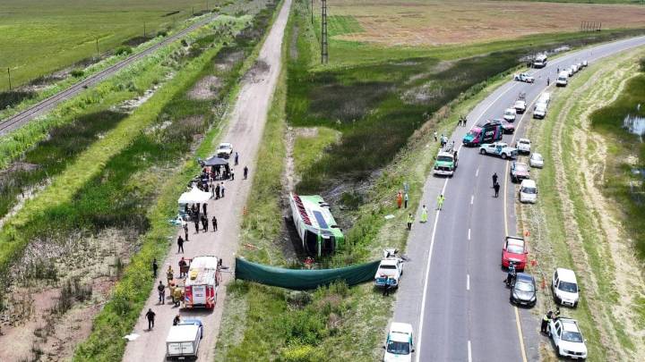Dos muertes y un chofer que no dobló en una curva de la ruta 2
